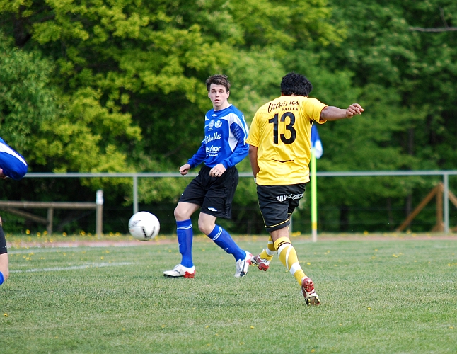 2009_0516_19.JPG - . . . . där håller sig Jonas Hammarlund framme och smeker in 2-0 i bortre krysset med högerfoten !!!