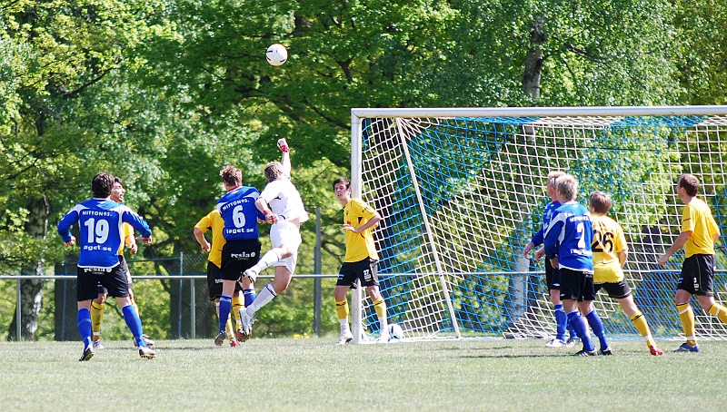2009_0516_21.JPG - Fredrik Hagström boxar undan bollen till en ny hörna för Sköllersta