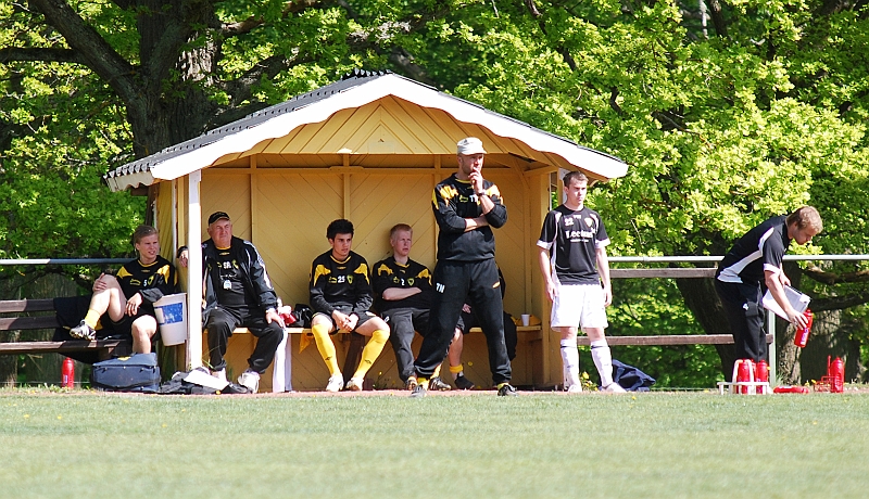 2009_0516_22.JPG - Södra bänken med "Jotte" vid rodret följde matchutvecklingen med stor inlevelse som vanligt