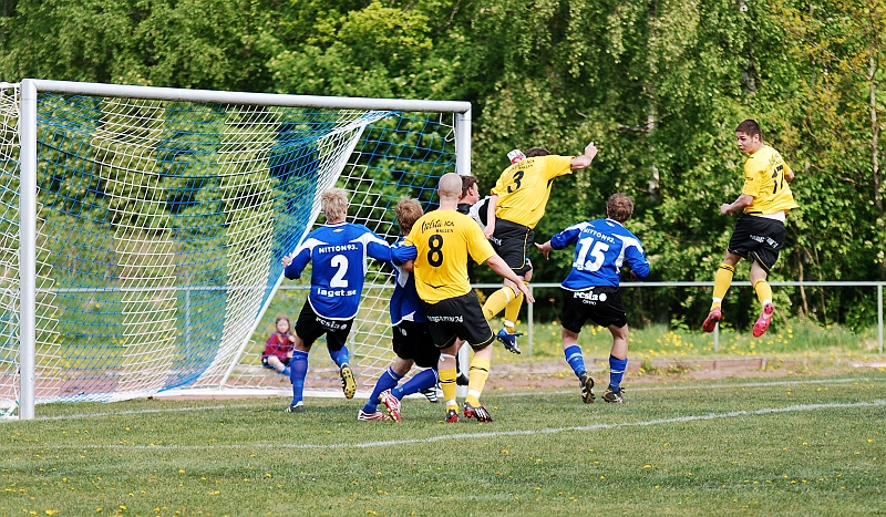 2009_0516_23.JPG - Anes Brkovic är uppe och nickar och målvakten får inte kontroll på bollen . . . . .