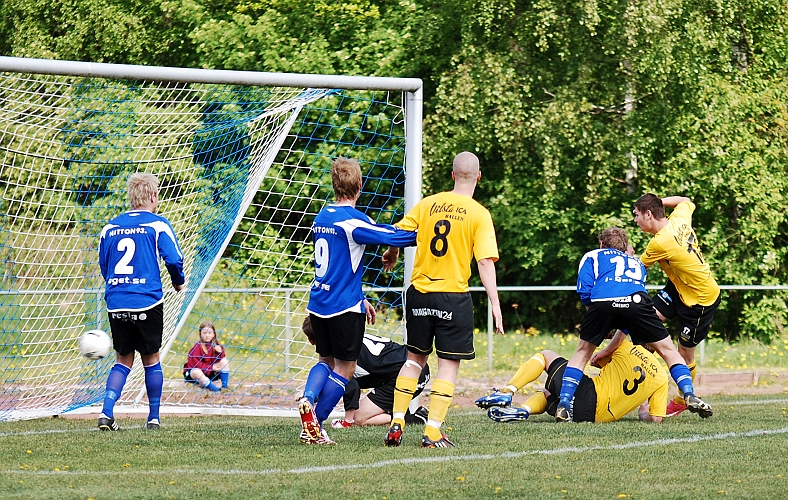 2009_0516_24.JPG - . . . så Miralem Malic tar hand om chansen och trycker in 3-1 till Södra