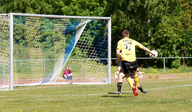 2009_0516_26.JPG - Miralem Malic har fått en kanonpassning och springer ifrån sin uppvaktning och när målvakten kommer ut lobbar han in 4-1 till Södra, en fantastisk prestation.