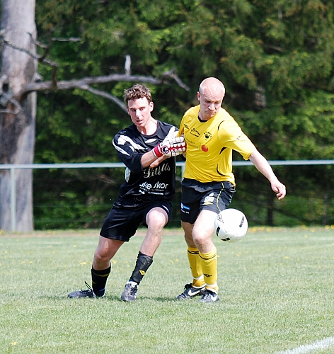 2009_0516_29.JPG - Målvakten är långt ute i straffområdet men Kristofer Storm kommer inte till skott