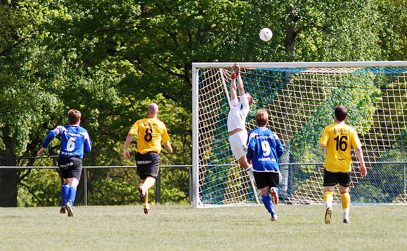 2009_0516_30.JPG - Fredrik Hagström tippar bollen till hörna efter en frispark slagen en bit utanför straffområdet