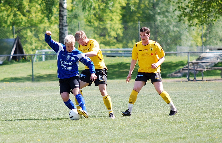 2009_0516_31.JPG - Martin Stjernfeldt och Mikael Ivarsson kom båda in en bit in i 2:a halvlek