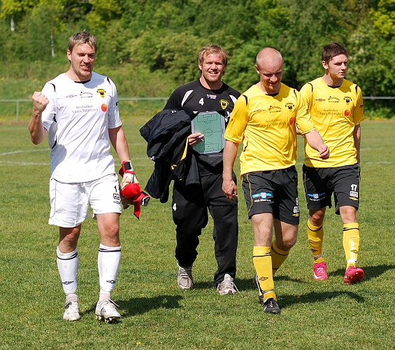 2009_0516_32.JPG - Nöjda Södraspelare efter matchen, på väg in till omklädningsrummet
