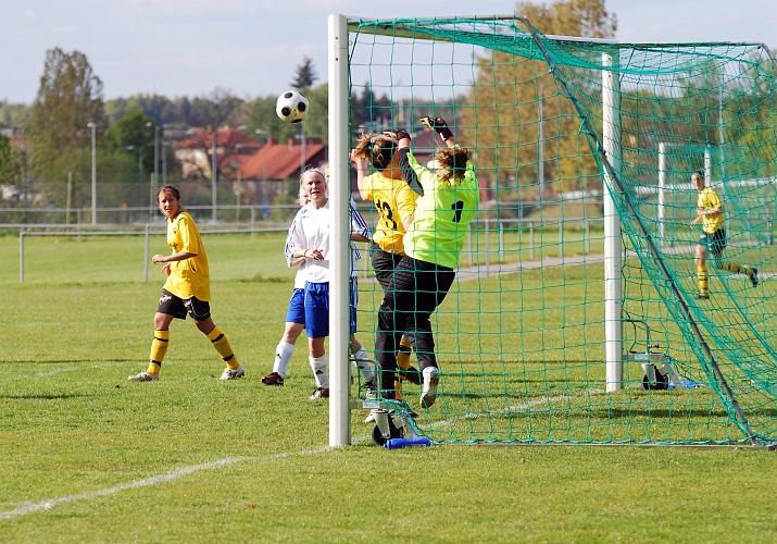 2009_0517_10.JPG - Ellinore Boy Larsson är framme på en hörna men målvakten lyckas få undan bollen