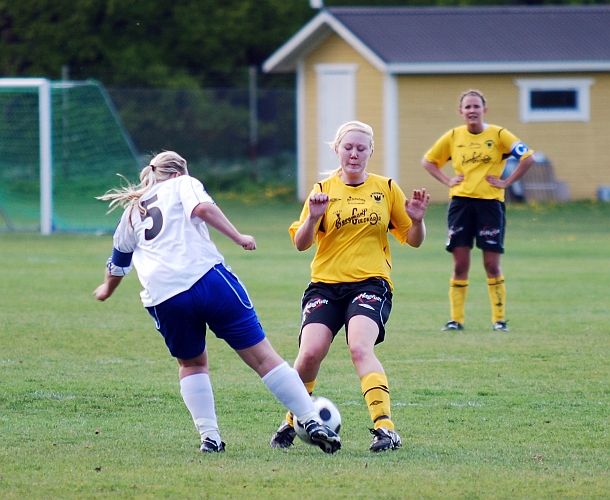2009_0517_13.JPG - Elin Bergkvist i närkamp om bollen på mittplan