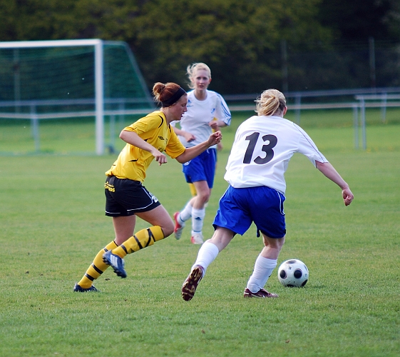 2009_0517_15.JPG - Karolina Björklund utmanar IFK's försvarare