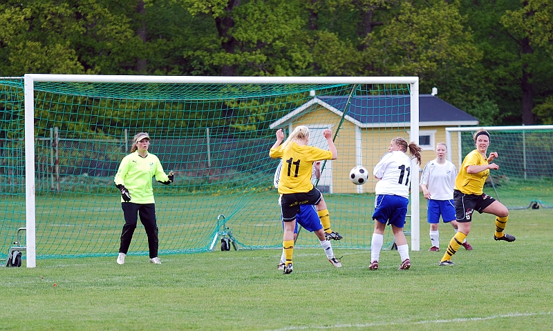 2009_0517_18.JPG - En bra Södrachans men Elin Bergkvist kom inte riktigt åt bollen