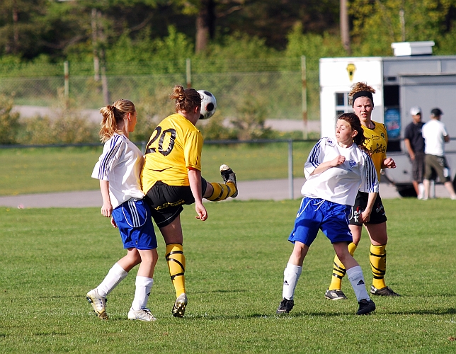 2009_0517_23.JPG - Kajsa Rudengård spelar undan bollen på mittplan