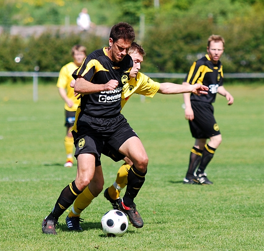 2009_0523_09.JPG - Samuel Hultqvist försöker att komma åt bollen