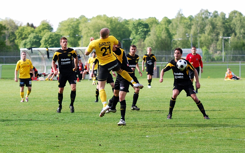 2009_0523_29.JPG - Sebastian Fahlberg kom in i 2.a halvlek och här nickar han bollen efter en frispark för Södra