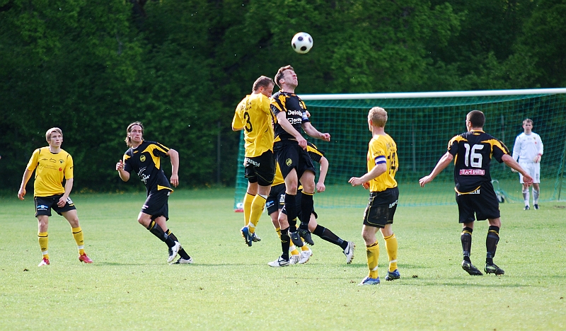 2009_0523_34.JPG - Anes Brkovic i nickduell med en motspelare