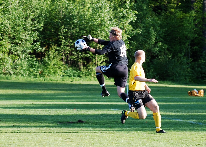 2009_0525_06.JPG - Målvakten hinner ta bollen precis före Kristofer Storm