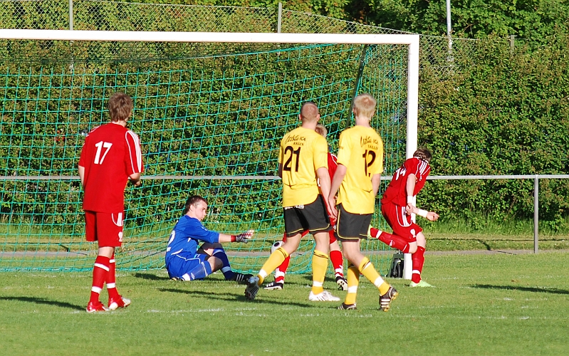 2009_0525_07.JPG - Upprinnelsen till BK30's reducering till 2-1, Tom Oleson räddar 1:a skottet . . . . .