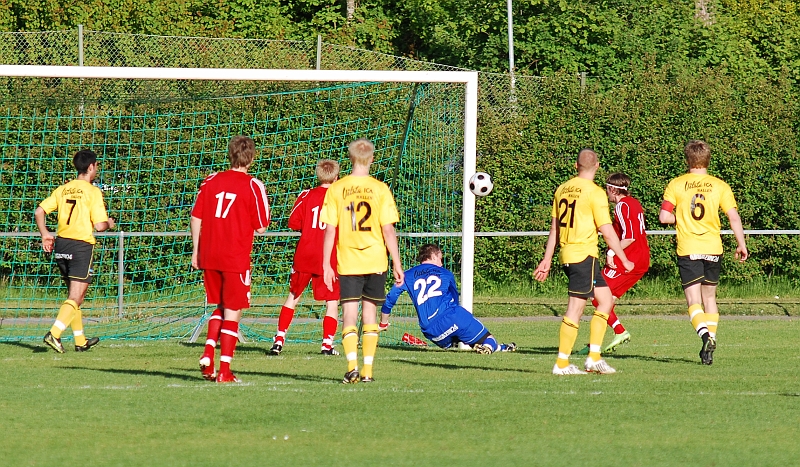 2009_0525_08.JPG - . . . . Han räddar även det 2:a skottet . . . . .