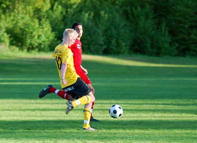 2009_0525_12.JPG - Martin Haglind rinner igenom och gör 3-1 till Södra