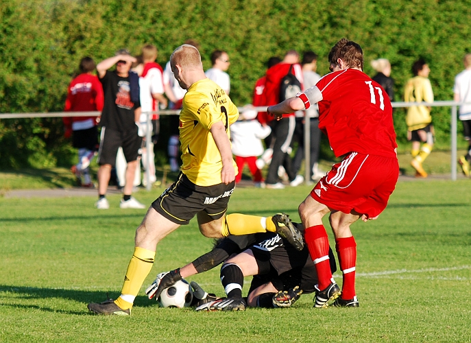 2009_0525_16.JPG - Kristofer Storm hinner inte riktigt fram innan målvakten lägger händerna på bollen