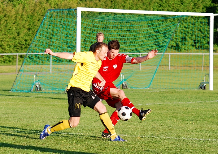 2009_0525_18.JPG - Anes Brkovic kom in som forward i slutet av matchen och här pressar han en BK30 försvarare