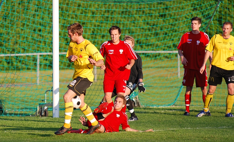 2009_0525_20.JPG - Dennis Jansson är framme och oroar BK30 försvaret