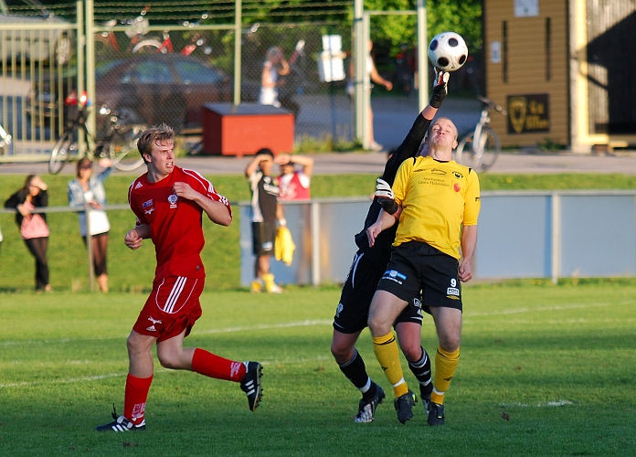 2009_0525_22.JPG - Här ville Kristofer Storm ha en straff när han blir neddragen av målvakten