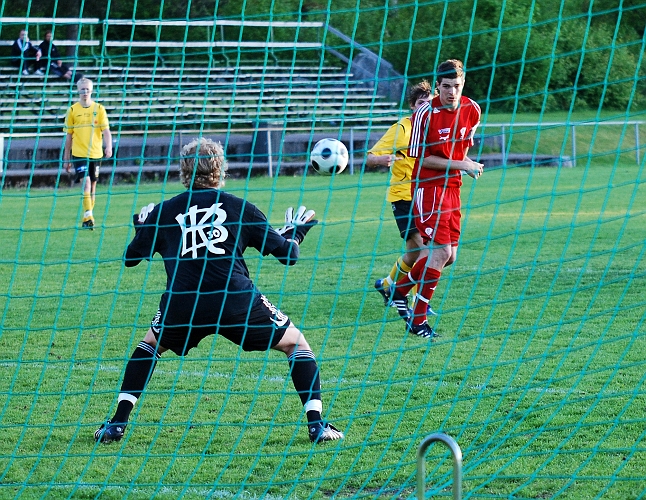2009_0525_23.JPG - Niklas Larsson testar med ett skott mot målvakten