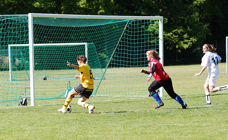 2009_0530_02.JPG - . . . . ger Södra ledningen med 1-0