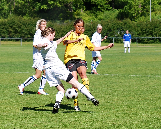 2009_0530_03.JPG - Sofis Larsson går in resolut i närkampen