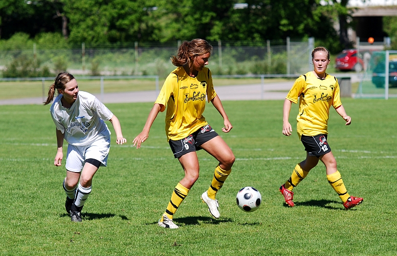 2009_0530_05.JPG - Sofia Larsson och Karin Haglind i samarbete på mitten