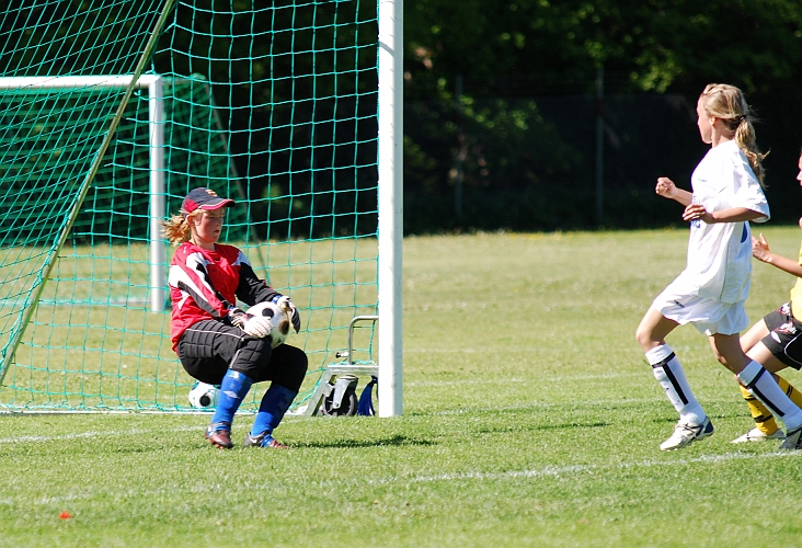 2009_0530_07.JPG - Tuna-Ekeby's målvakt klistrar ett skott från nära håll