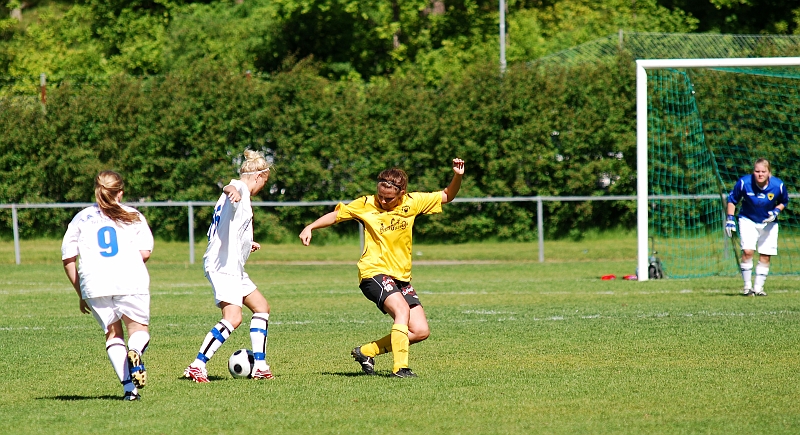 2009_0530_08.JPG - Isabelle Jansson försöker stoppa Tuna-Ekeby's anfallare