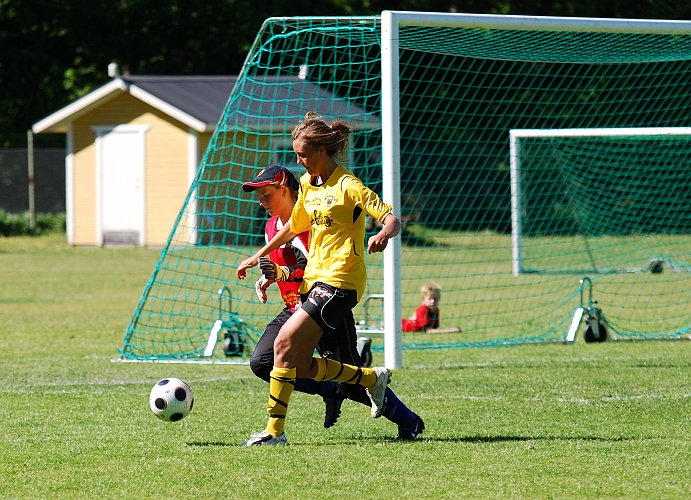 2009_0530_11.JPG - Sofia Larsson kommer lite före målvakten men måste vända utåt och chansen är förbi