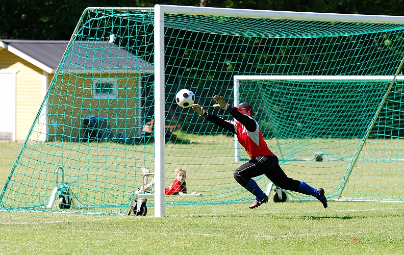 2009_0530_14.JPG - Ett bra skott utifrån, men bollen går i utsidan av målet