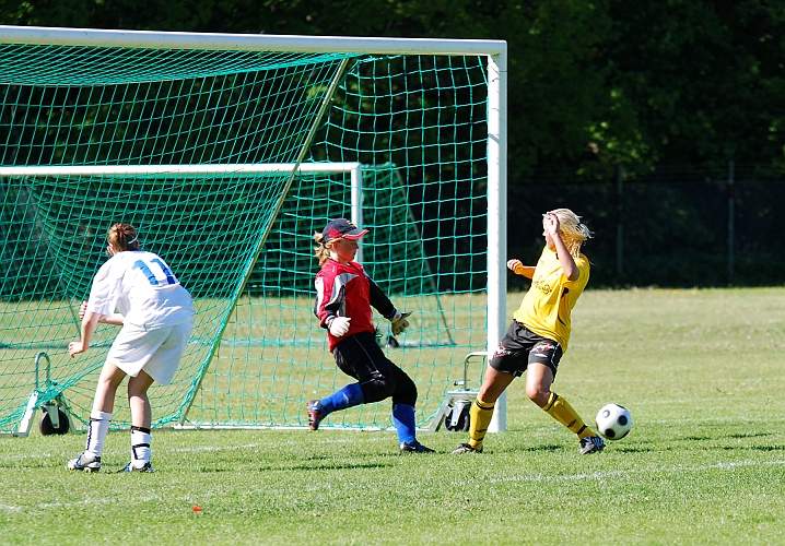 2009_0530_17.JPG - Bättre läge än så här får man på ett inspel från kanten, men Ida Sörén missar bollen