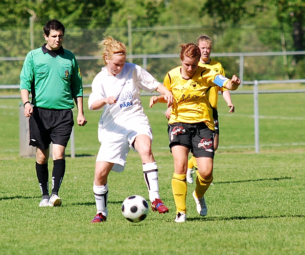 2009_0530_18.JPG - Jenny Ammesmäki i kamp om bollen med en motståndare