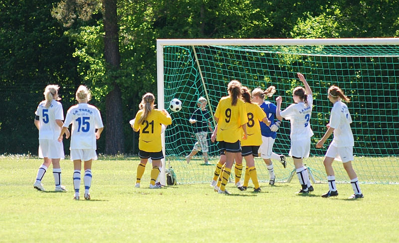 2009_0530_19.JPG - I början på 2:a halvlek reducerar Tuna-Ekeby till 2-1