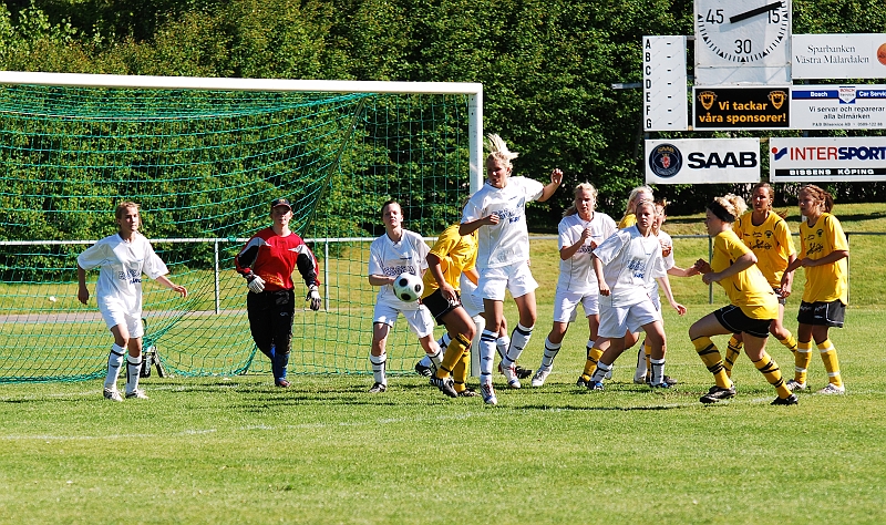2009_0530_20.JPG - En hörna som Tuna-Ekeby försvaret får undan