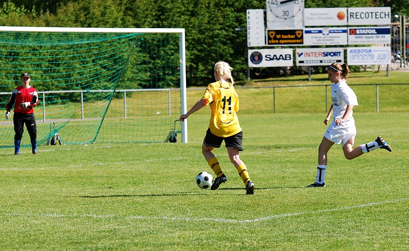 2009_0530_21.JPG - Elin Bergkvist i bra läge men avslutet mindre bra