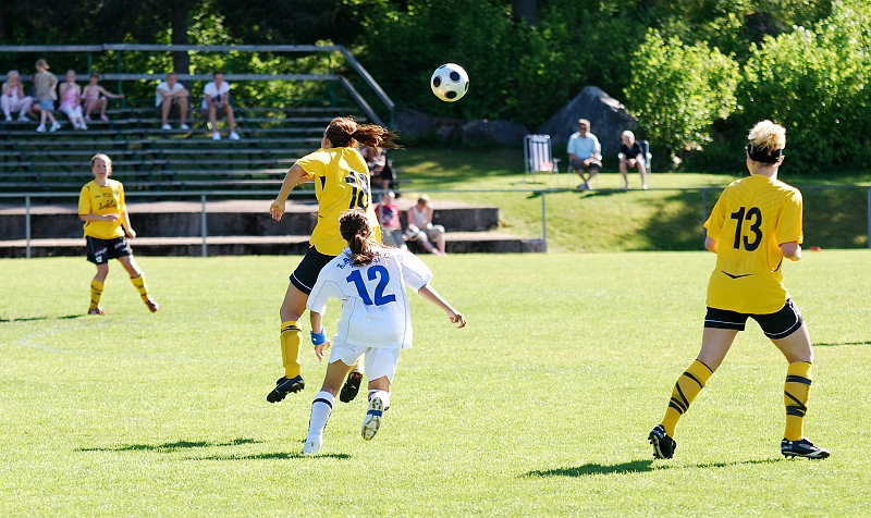 2009_0530_22.JPG - Isabelle Jansson nickar undan bollen