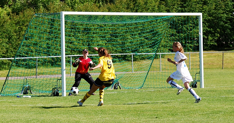 2009_0530_23.JPG - Sofia Larsson i bra läge men bollen går i utsidan av målet