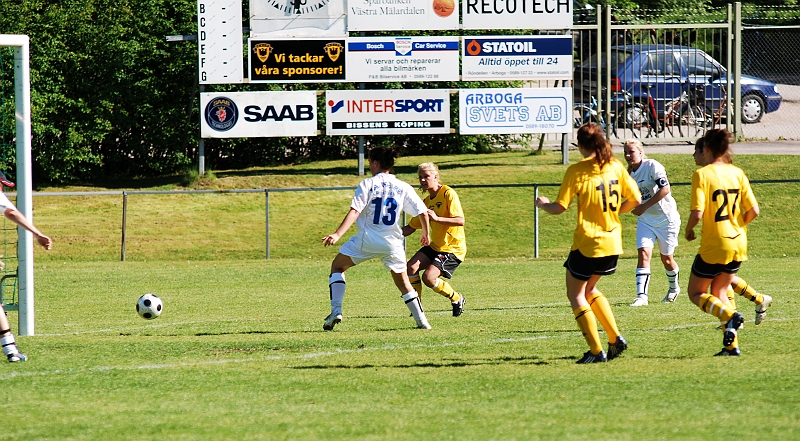 2009_0530_24.JPG - Ida Sörén spelar in bollen framför mål . . . .