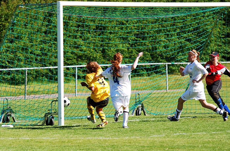 2009_0530_25.JPG - . . . . och där finns Sofia Larsson som ger Södra ledningen med 3-1