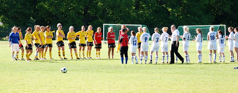 2009_0530_26.JPG - Spelarna tackar varandra efter matchen