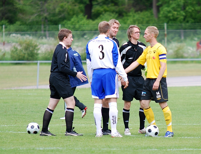 2009_0606_01.JPG - Lagkaptenerna hälsar på varandra och på domarna