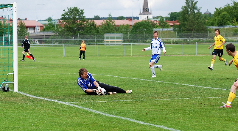 2009_0606_03.JPG - . . . . och kommer till avslut, men målvakten gör en säker räddning