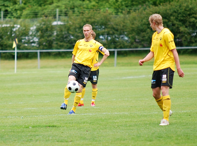2009_0606_04.JPG - Mikael Wiker tog tag i taktpinnen från början av matchen