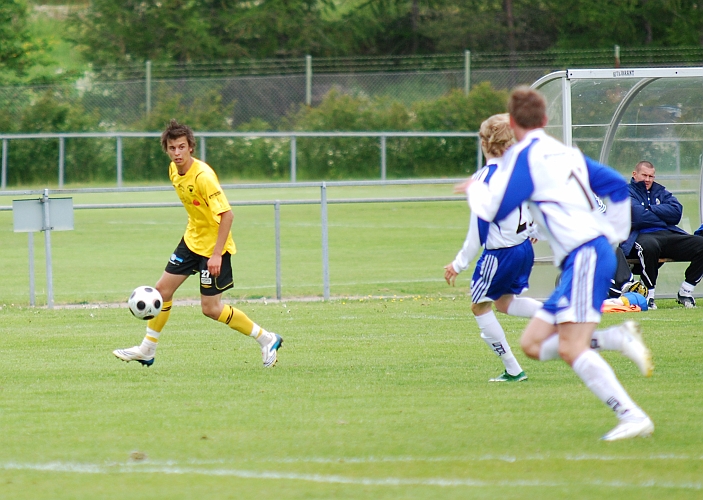 2009_0606_05.JPG - I början av matchen kom Rio Babovic förbi sin back på utsidan och slog många fina inlägg. Södra's 1-0 kom till på det viset när en Rynningespelare nickade in bollen i eget mål
