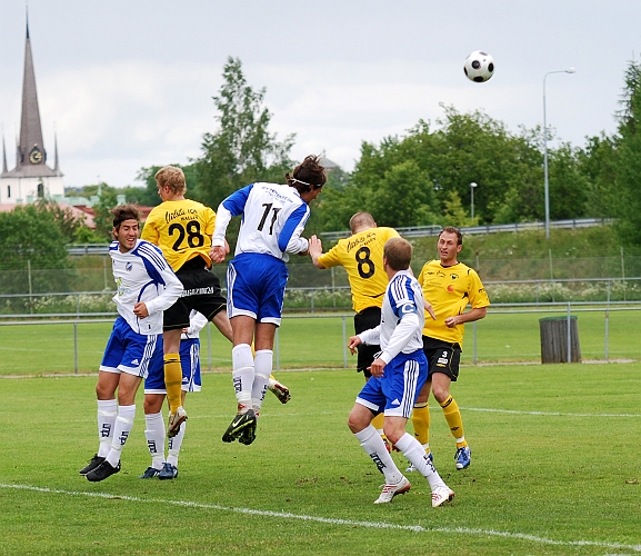 2009_0606_06.JPG - Rynninge försvaret får undan bollen efter en hörna