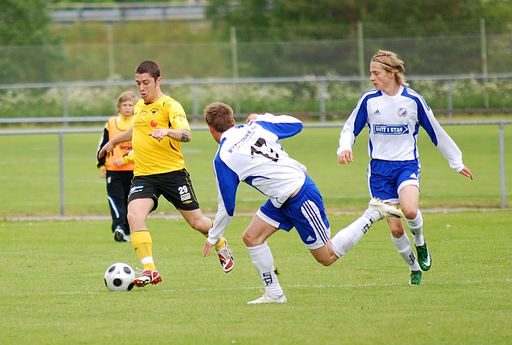 2009_0606_07.JPG - Thomas Giourgas har fin kontroll på bollen och är på väg igenom Rynningeförsvaret